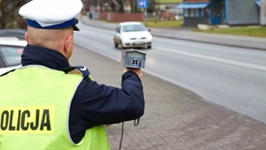 Pędzili 145 km/h, choć w ogóle nie powinni byli wsiadać do auta. Skuteczna akcja