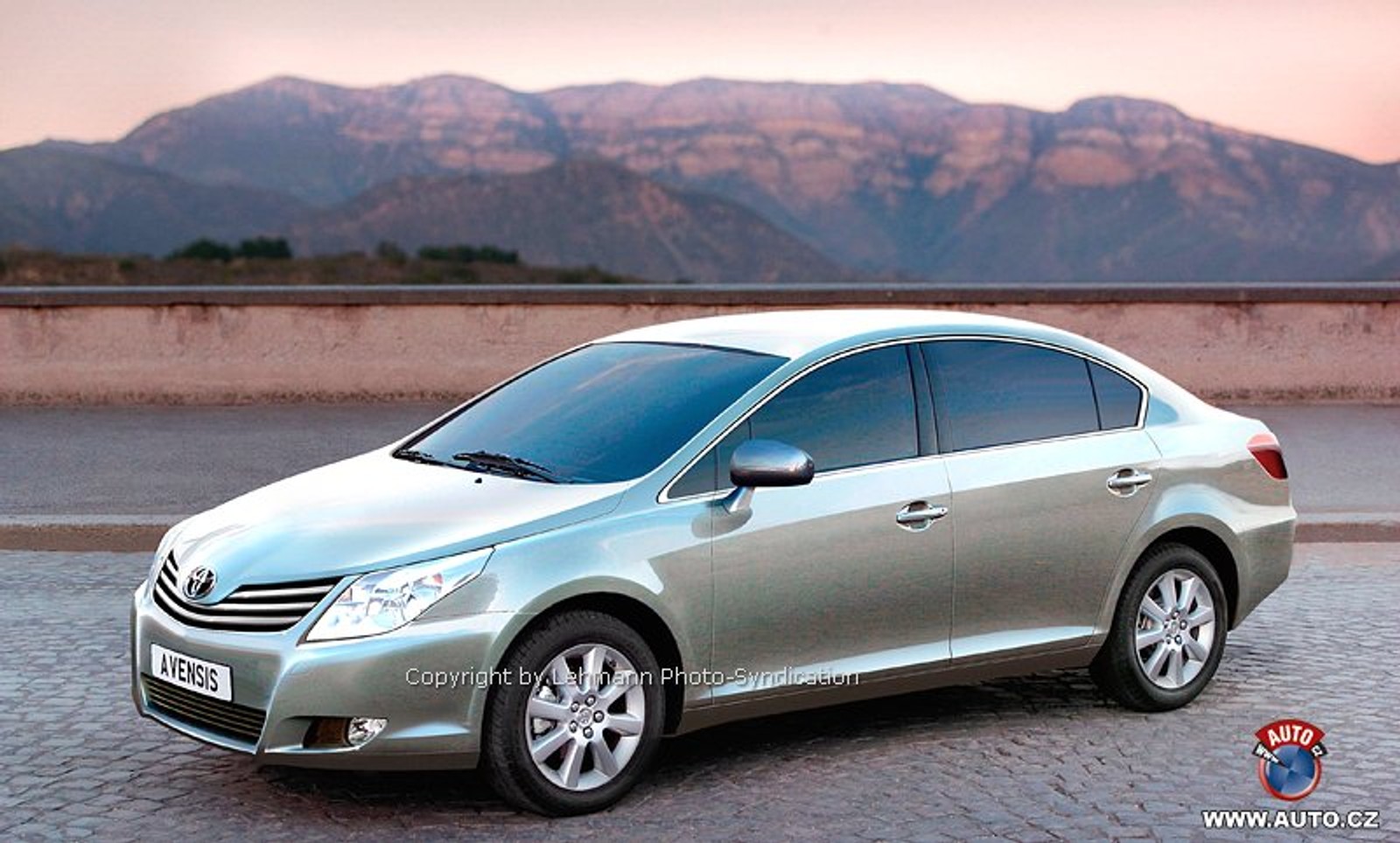 Zdjęcia szpiegowskie: Toyota Avensis Combi i Sedan