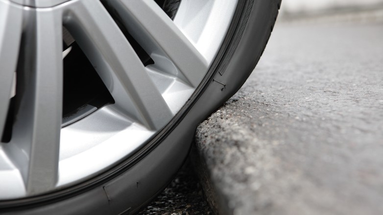 Oponę łatwo uszkodzić na wysokim krawężniku