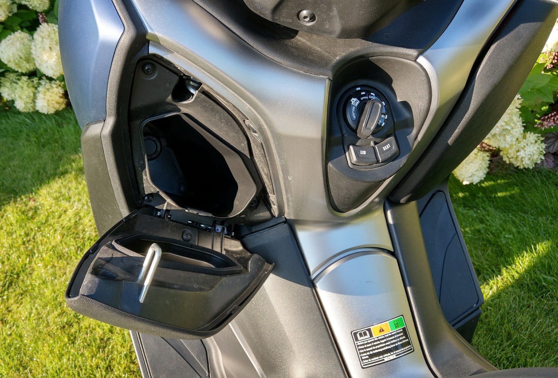 W lewym schowku znalazło się gniazdko elektryczne, które umożliwi naładowanie np. smartfona