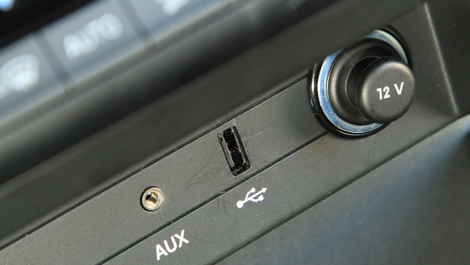 Gniazdo USB pozwala podładować telefon lub nawigację oraz podłączyć nośnik audio