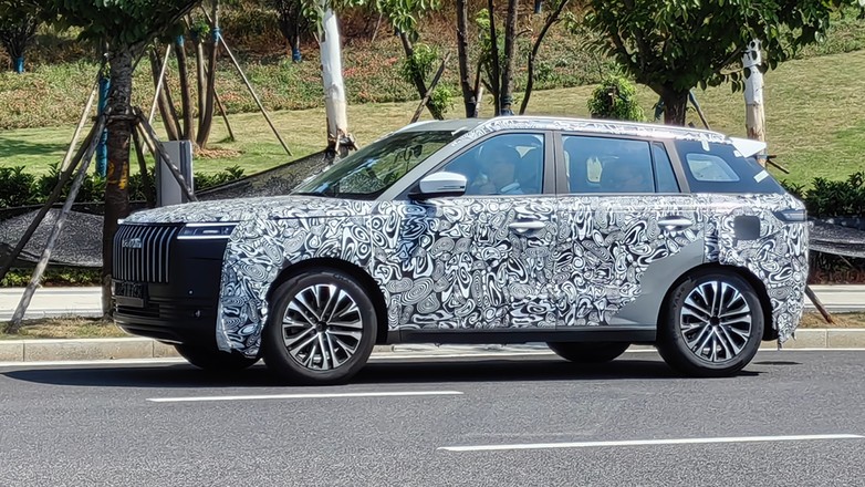 Jaecoo 5 w kamuflażu