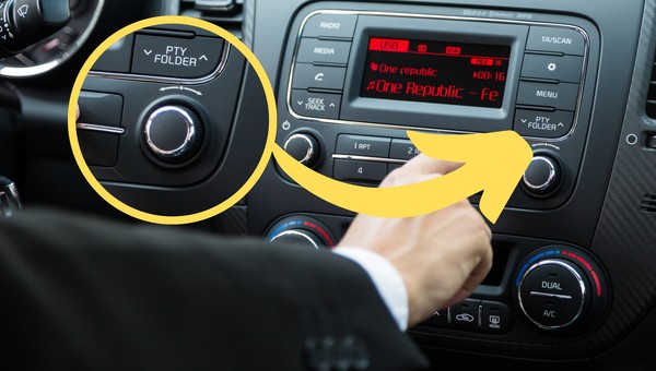 Przycisk PTY w radiu samochodowym 