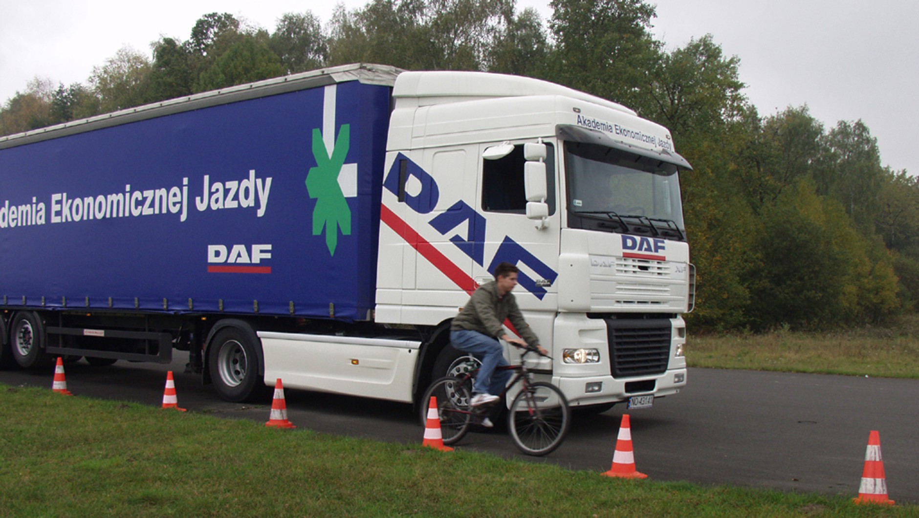 Uwaga, ciężarówka! Czyli - Duży widzi mniej!