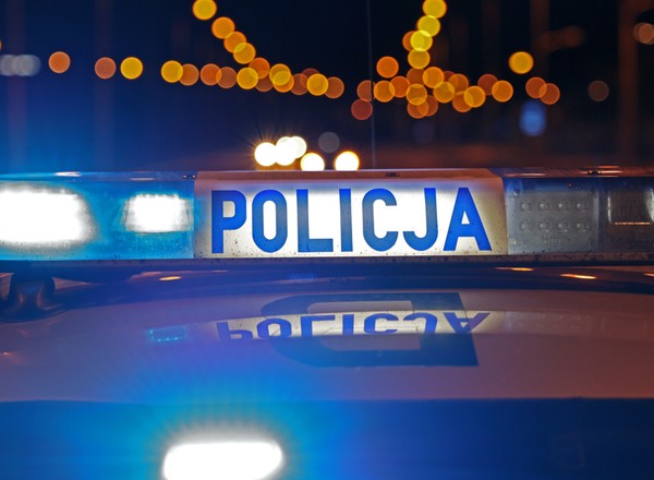 Siedział na śniegu obok samochodu i skarżył się na serce. Policyjna baza ujawniła prawdę