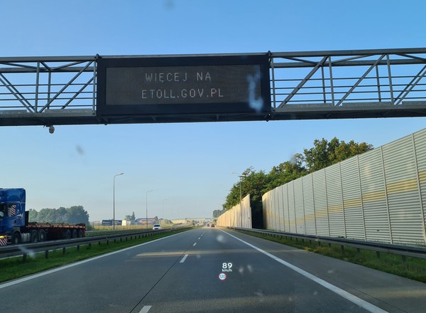 Transporty z pomocą są zwolnione z opłaty drogowej. Jest specjalny adres