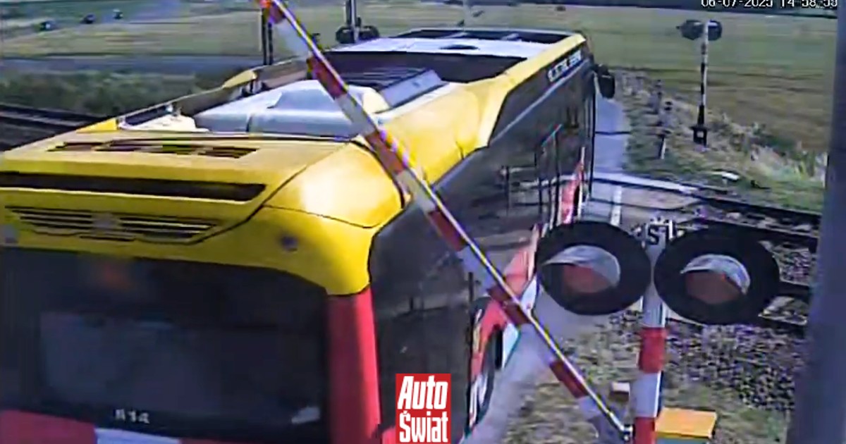 Kierowca autobusu miejskiego wjechał na przejazd w złym momencie. Policjant uznał, że 2000 zł mandatu to za mało. Jest nagranie