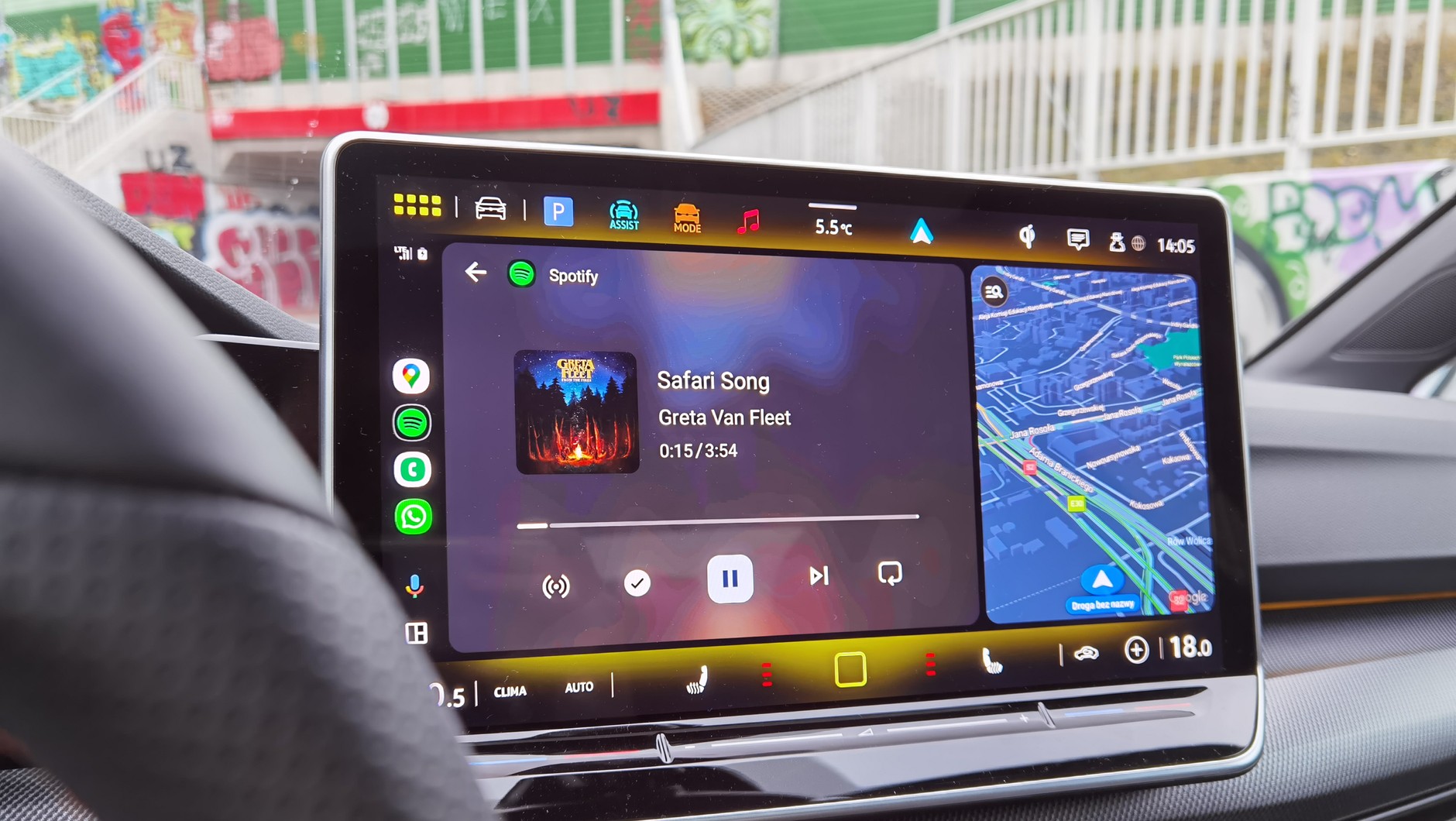 Android Auto to platforma dla samochodów, dlatego musi dbać o bezpieczeństwo podczas jazdy. Odtwarzanie muzyki jest możliwe, ale obraz jest niedopuszczalny