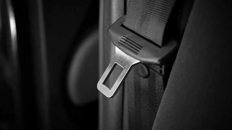 Pas bezpieczeństwa może nam uratować życie. Guzik jest jego ważną częścią