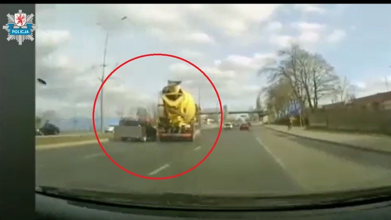 Betoniarka spycha z drogi Dacię Duster. Niebezpieczny pojedynek w Szczecinie