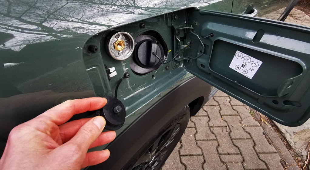 Samochód z instalacją LPG – wlew autogazu obok wlewu benzyny