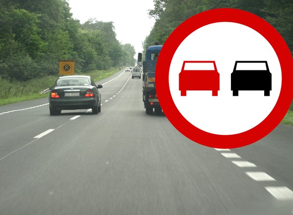 Traktor jedzie krajówką, a jest podwójna ciągła. Można wyprzedzać?