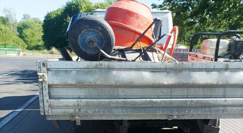 Ładunek wrzucony byle jak na pakę. Jakieś zabezpieczenia? Zero