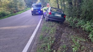 Pijany utknął autem na poboczu i poprosił innego kierowcę o pomoc. Tego się nie spodziewał