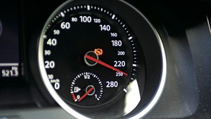 Dlaczego prędkościomierz kłamie? W ten sposób sprawdzisz, o ile km na godz.