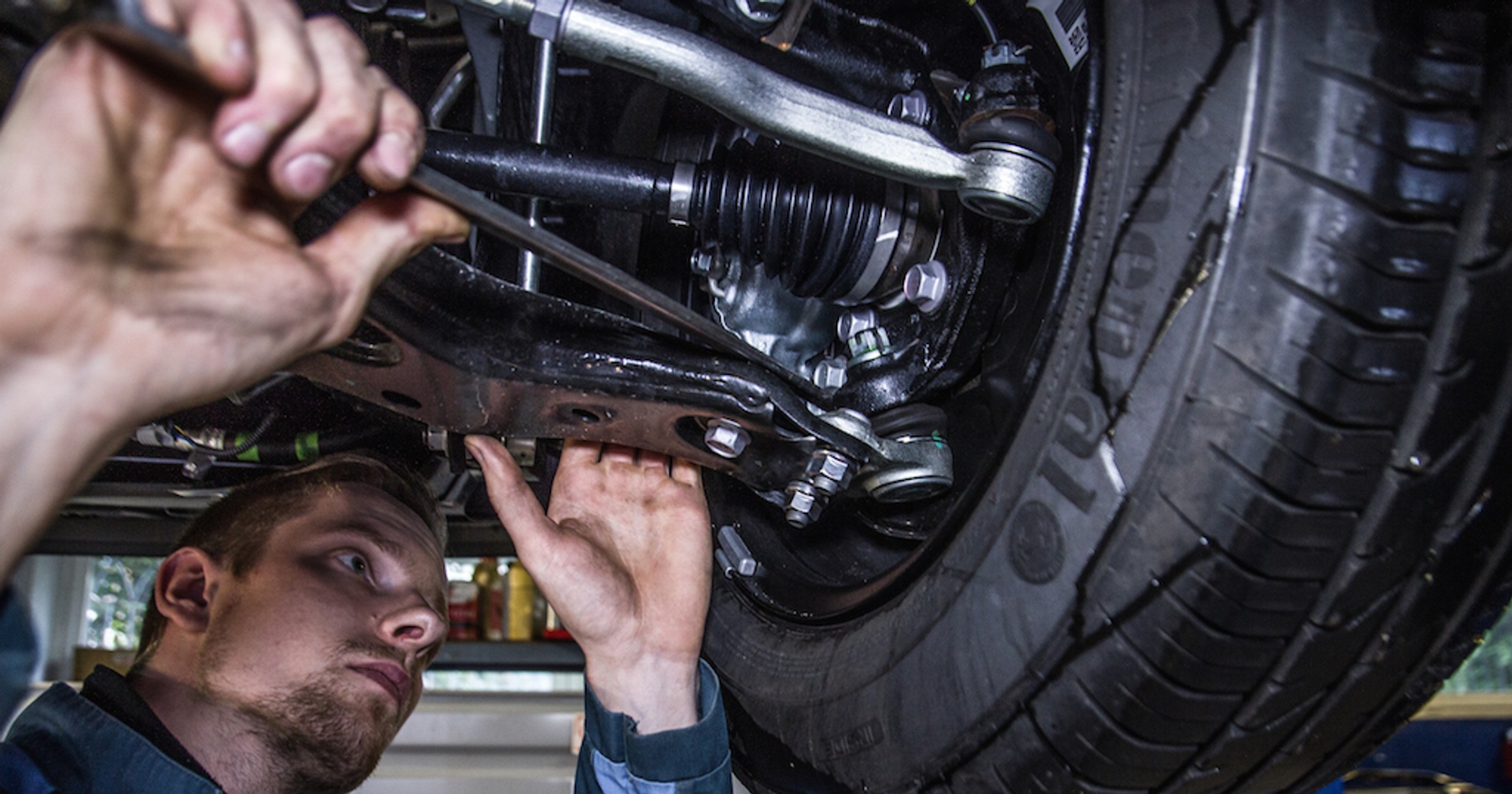 Planowych przeglądów nie trzeba wykonywać w ASO – ale jeśli chcemy zachować gwarancję na auto, nieautoryzowany serwis mus spełnić określone wymogi. Za grosze nie da się tego zrobić!