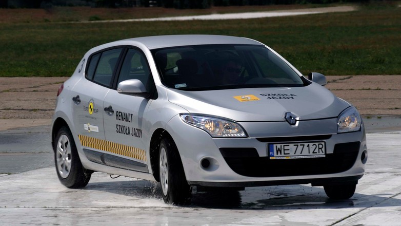 Auto to nie bar: nie jedz w samochodzie