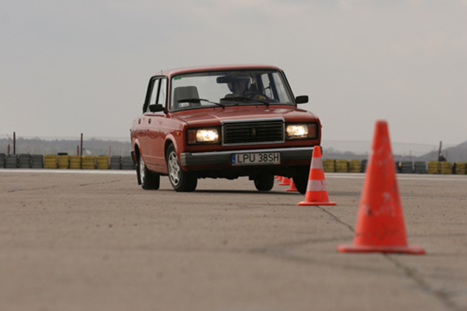 "Duży" Fiat 1.3 kontra Łada 2107 1.3 - Klasyki PRL-u w teście mistrza