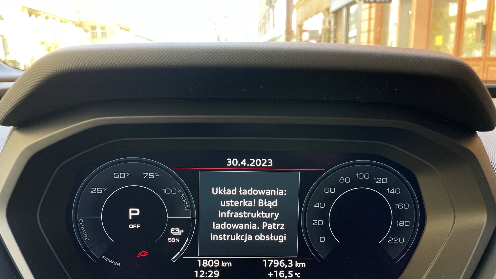 Komunikat na komputerze pokładowym Audi
