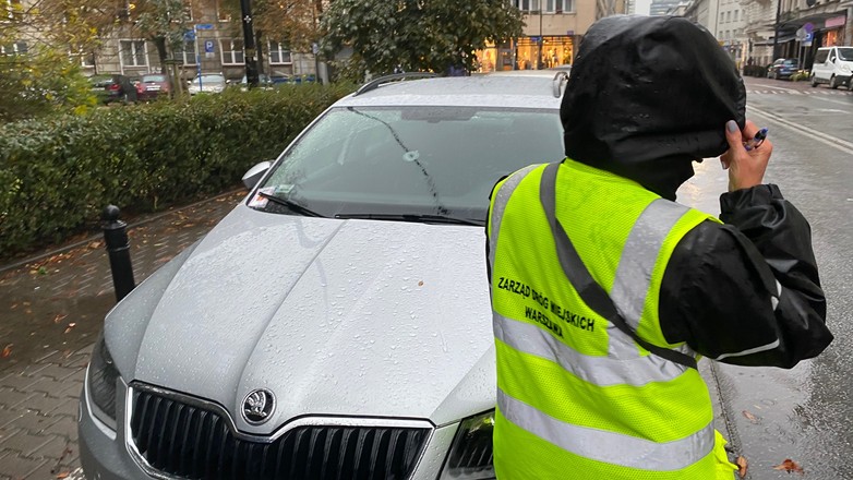 Kontrola biletów w płatnej strefie parkowania w Warszawie