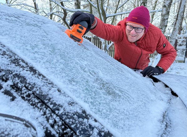 Takiej, elektrycznej skrobaczki do szyb pewnie jeszcze nie widziałeś