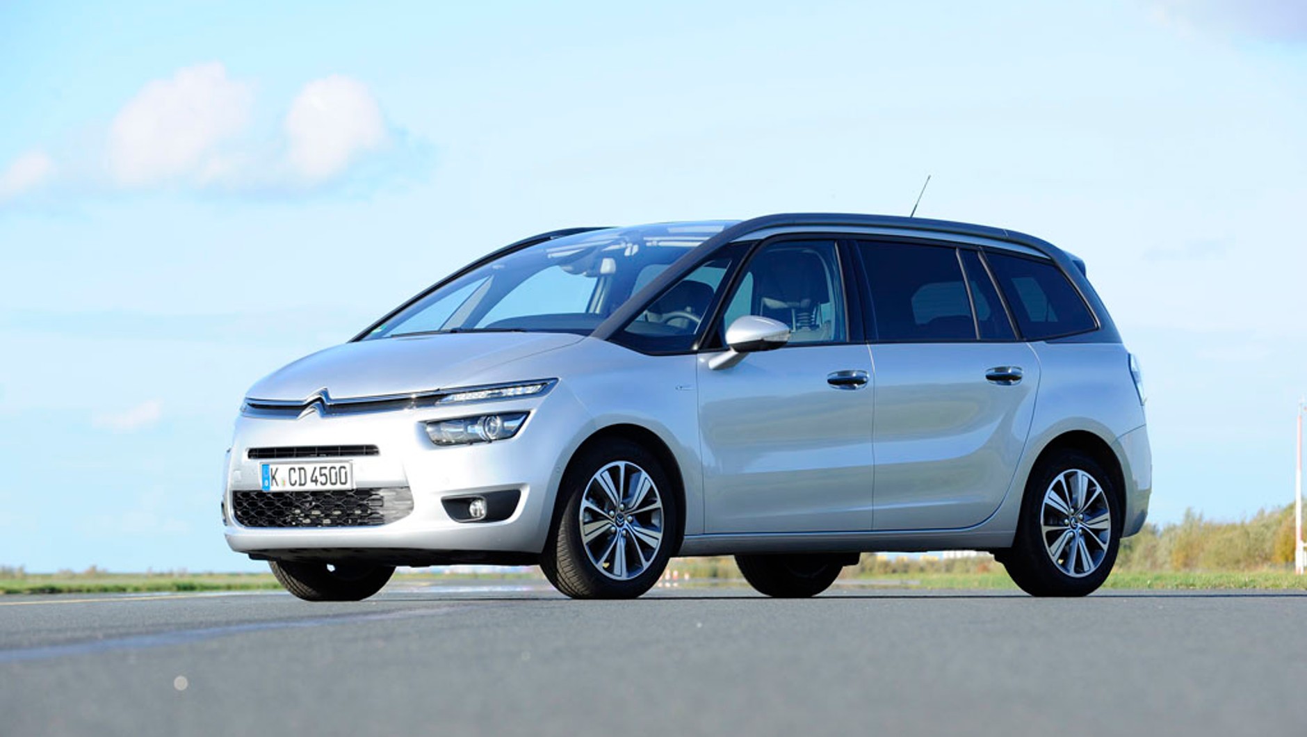 Citroen C4 Grand Picasso wygląda dość niecodziennie, ale jest pełny ciekawych rozwiązań. Lepiej postawić na diesla