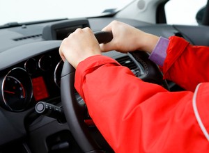 Drgania kierownicy po wymianie opon. 10 możliwych powodów