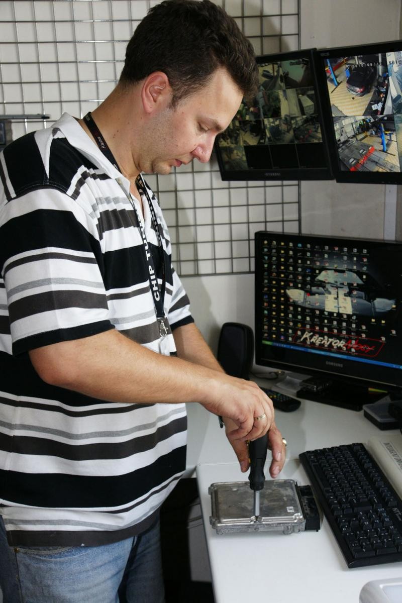 Jak dobrać się do zabezpieczonego sterownika silnika?