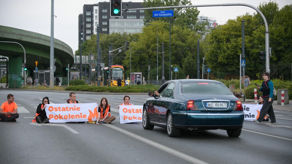 Protest aktywistów na jezdni przy galerii handlowej Westfield Mokotów w Warszawie, 07.07.2024.