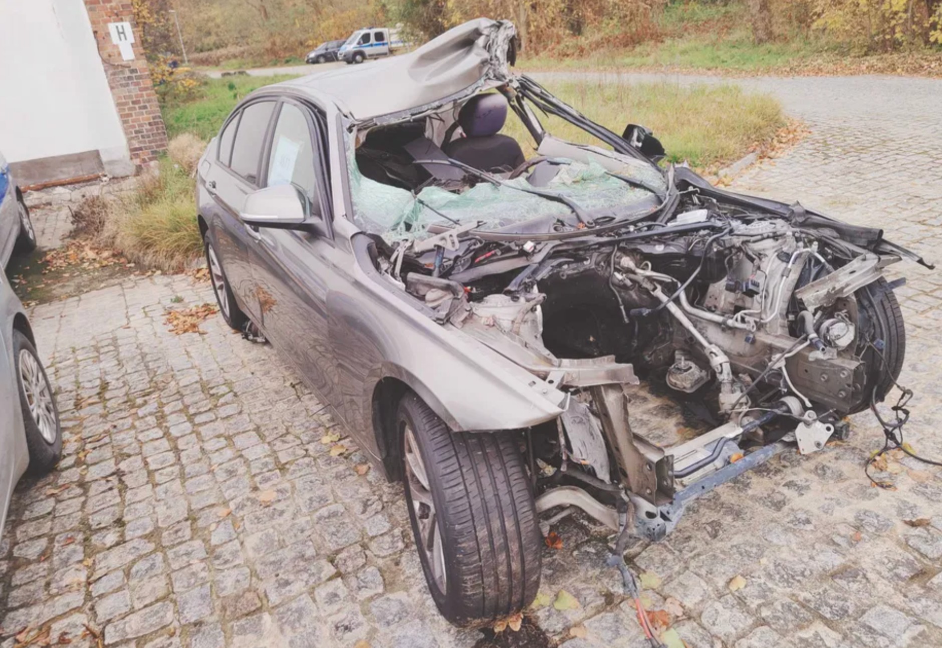 Oferta sprzedaży rozbitego BMW. Czy to wrak radiowozu?