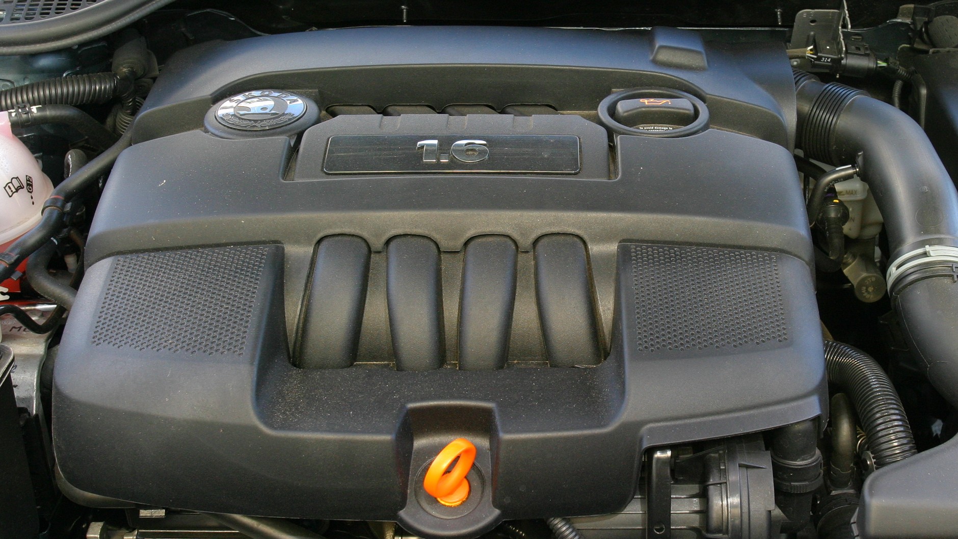 Jednostka 1.6 na 100 km potrzebuje około 8 l benzyny.