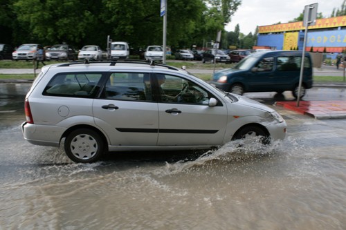 Groźna kałuża - uważaj na nią na drodze