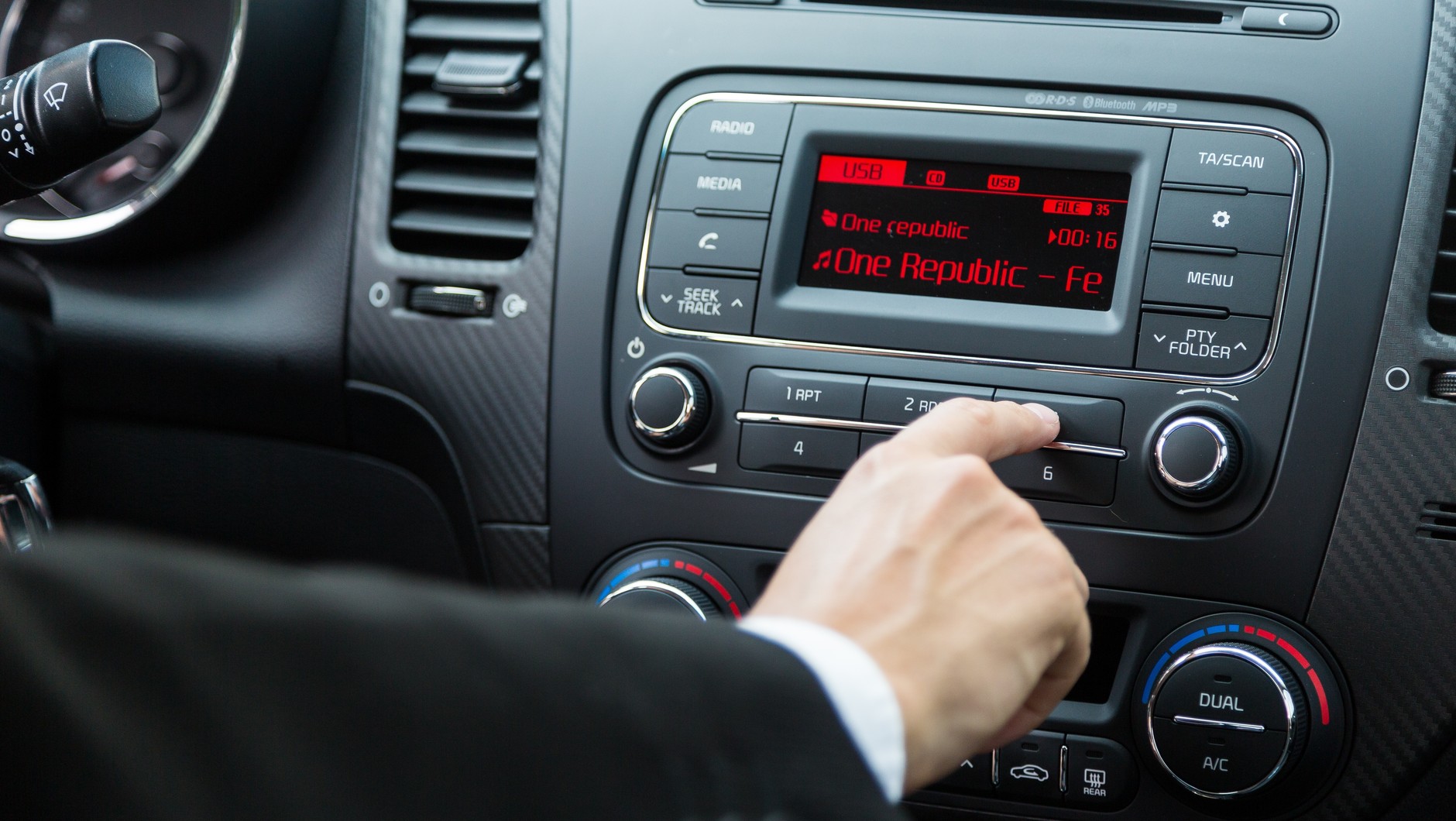 Część polskich kierowców musi płacić za radio w samochodzie