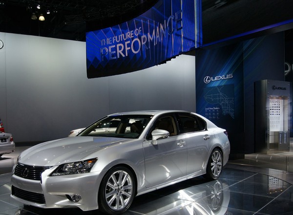 Los Angeles Auto Show 2011: duże nadal w modzie