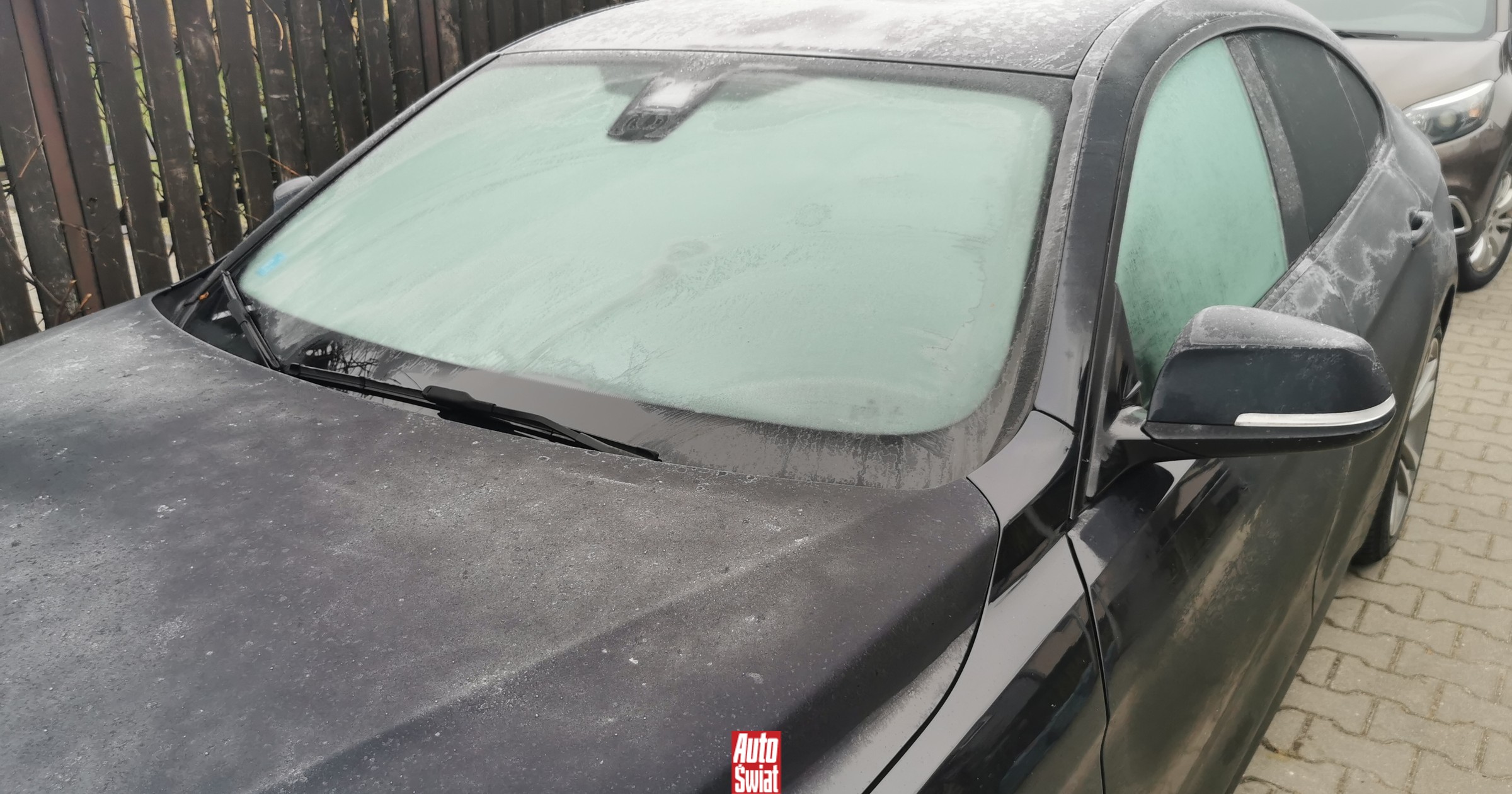 Ten tani kuchenny środek doskonale odmraża szyby i zapobiega zamarzaniu. Kierowcy go stosują, a potem żałują