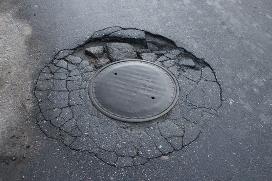 Wyboje, uszkodzone koła, urwane elementy zawieszenia