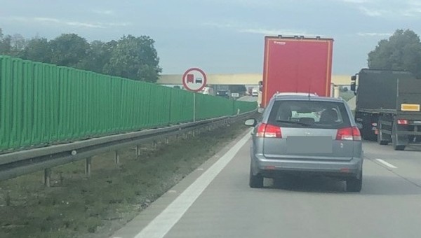 Kontrole ciężarówek na A4 i mandaty za wyprzedzanie na zakazie