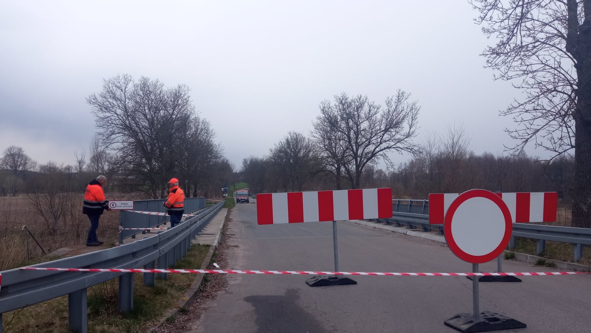 Zamknięty most w miejscowości Obrąb