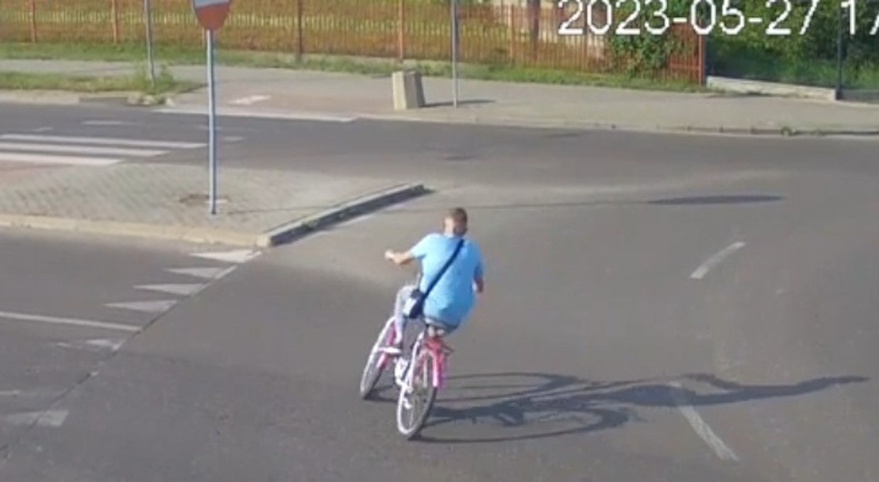 Pod prąd rowerem na rondzie. Czołówka i zaskakujący finał [WIDEO]