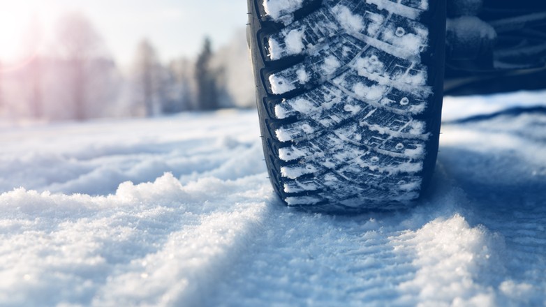 Opony na zimę. Lepsze szersze czy węższe? (Shutterstock/LeManna)
