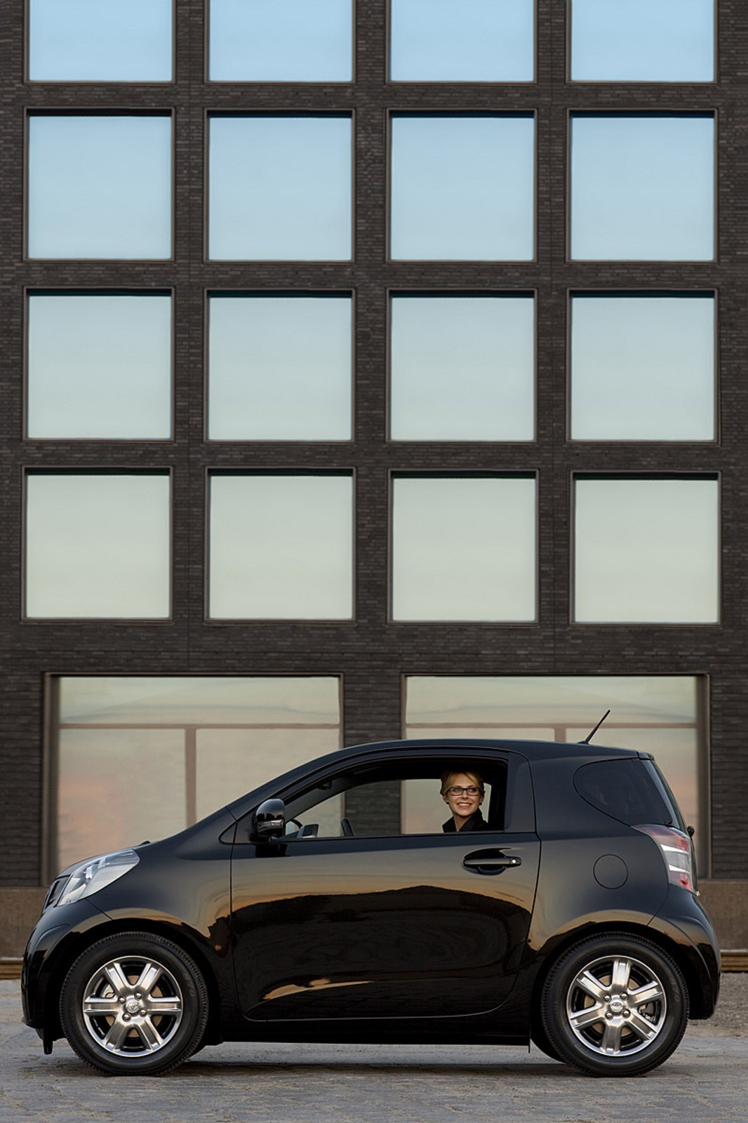 Toyota iQ: sześć nowinek technicznych zwiększających kabinę pasażerską