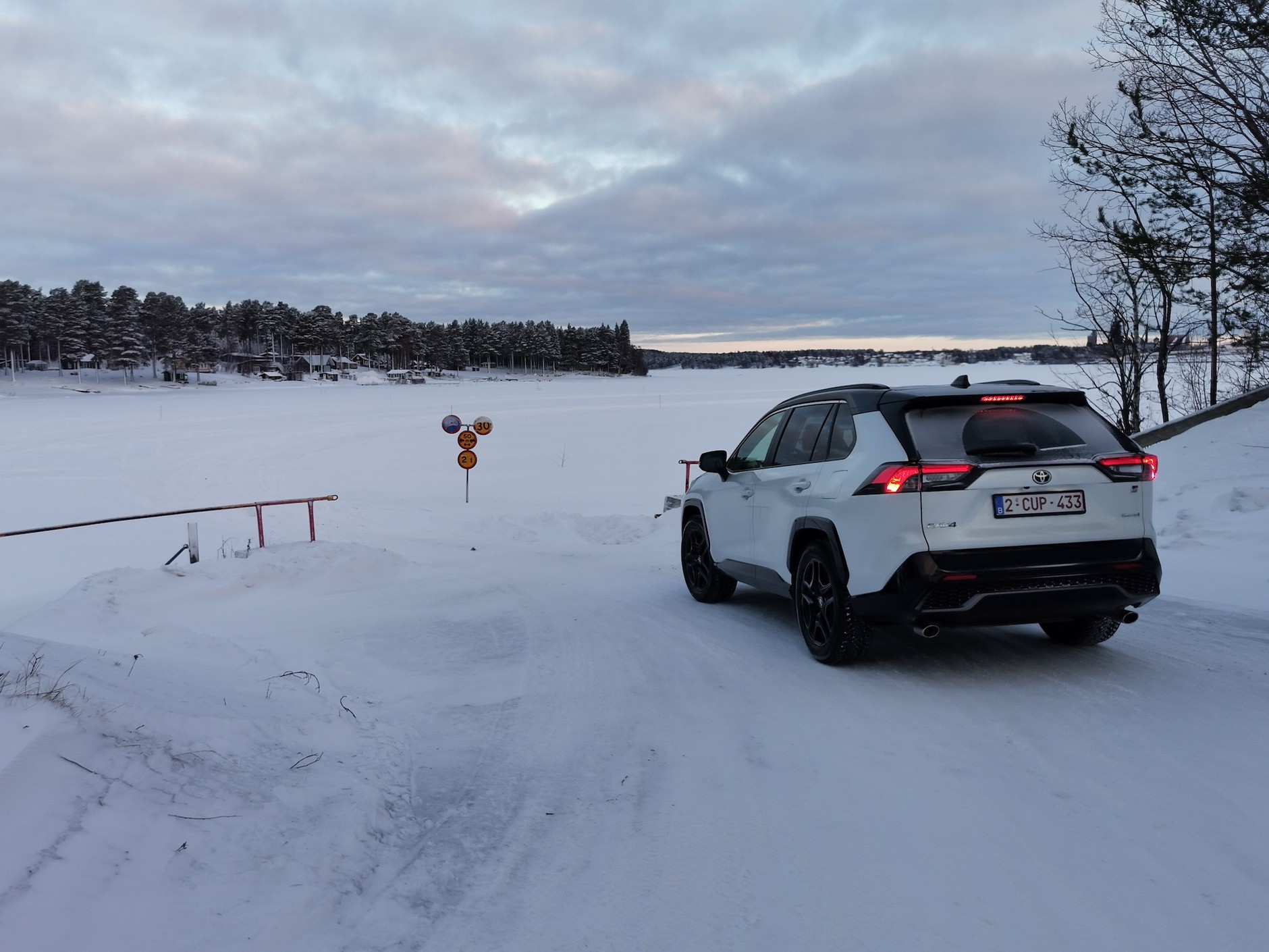 Toyota RAV4 Hybrid GR Sport 2023: zimą na szwedzkich jeziorach wyznaczane są drogi, których przebieg często pokrywa się z trasami promów, które kursują w lecie. Drogi te są zaznaczone na specjalnych mapach. są znaki drogowe, główny trakt jest z grubsza odśnieżony, a jego przebieg oznakowany tyczkami