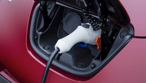 Po Polsce jeździ prawie 8 tys. aut elektrycznych - czy to dużo?