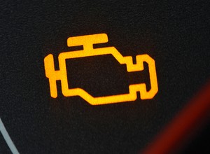 Jak samodzielnie usunąć kontrolkę check engine? Sprawdzamy poradę z TikToka