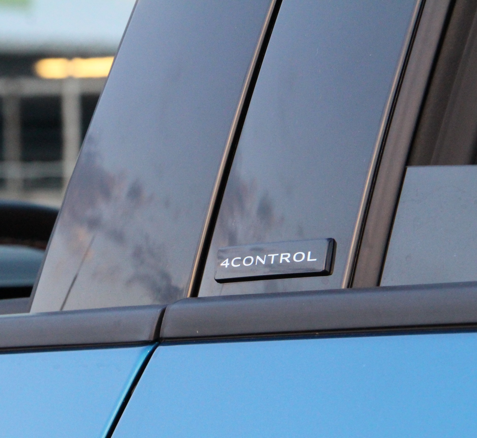 Renault Austral full hybrid E-Tech 200 esprit Alpine. Niektórzy myślą, że ta tabliczka oznacza napęd 4x4 – prawda jest jednak inna. 