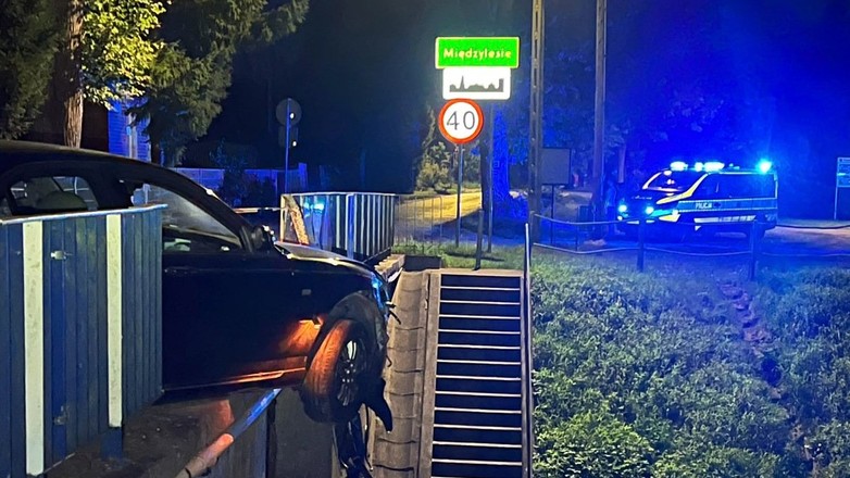 Auto zawisło nad kanałem. Pijana kierująca straciła prawo jazdy, pasażer dostał mandat