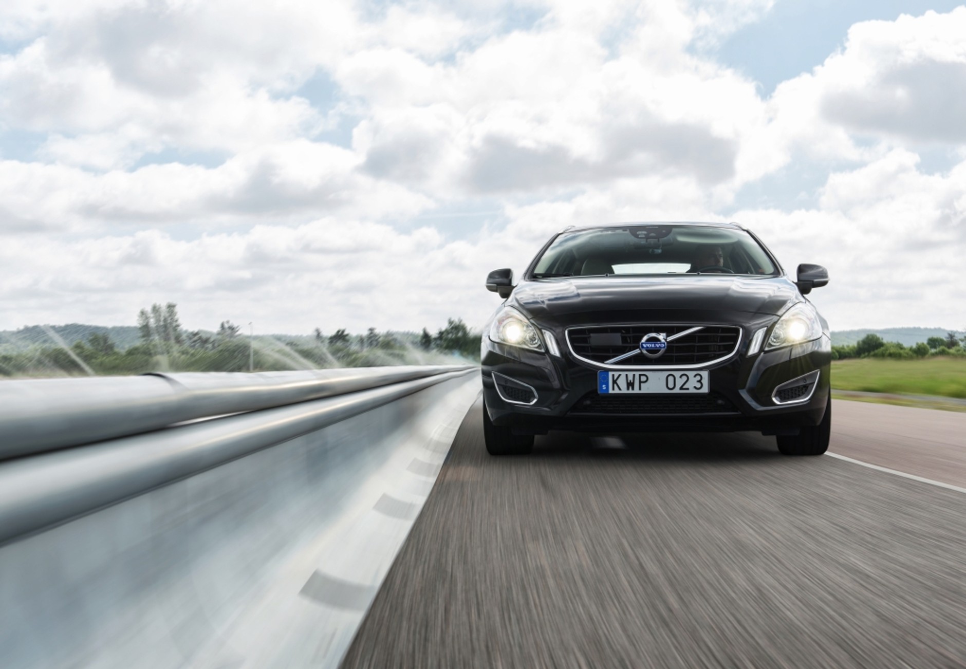 Kamera o szerokim kącie widzenia i radar stale monitorują nie tylko przestrzeń przed samym samochodem.