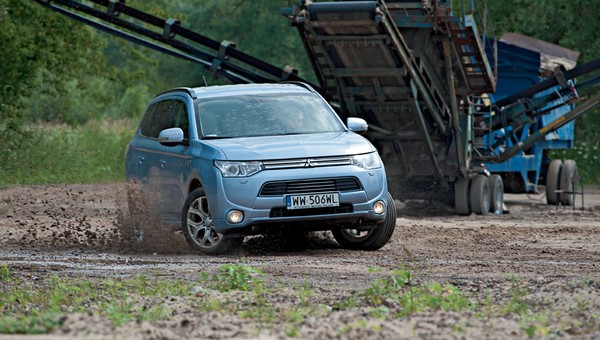 Mitsubishi Outlander PHEV potrafi oszczędzać