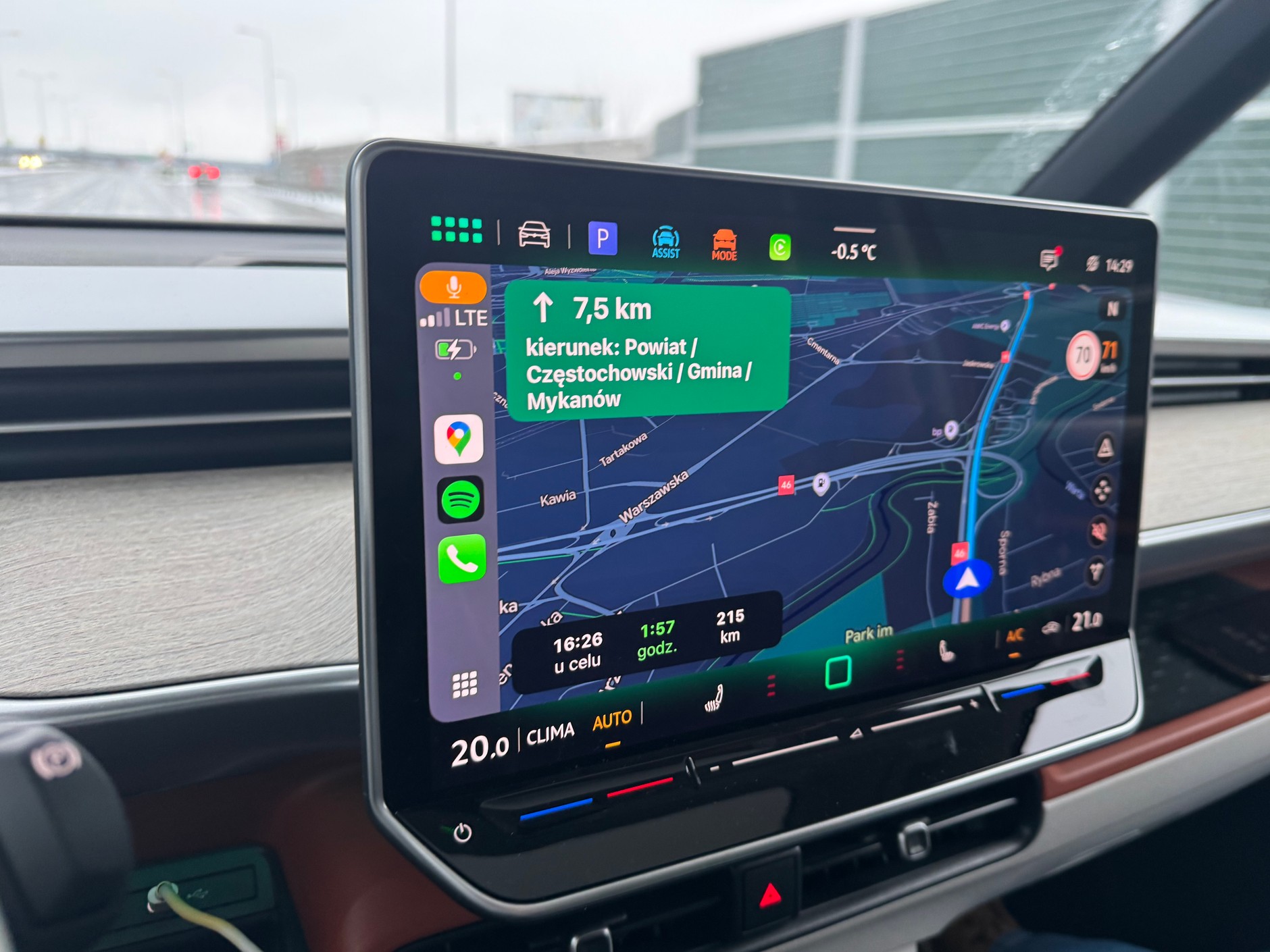 Jadąc 70 km/h trzeba kliknąć przycisk po prawej stronie, a następnie oddalać mapę. Nie da się trudniej