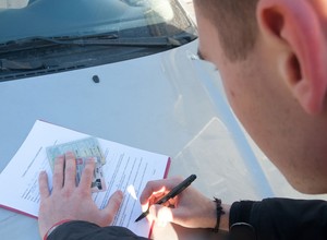 Co powinno znaleźć się w umowie kupna-sprzedaży auta?